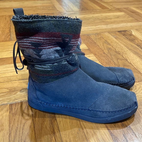 TOMS Southwest Moccasin Boots - Picture 1 of 10